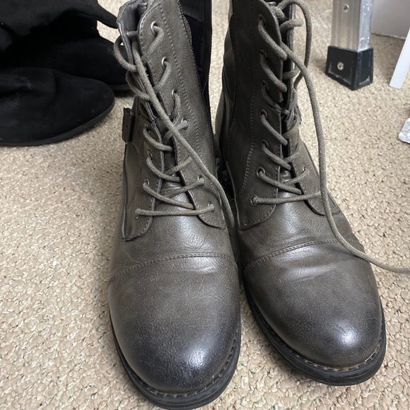 Boots - Picture 3 of 4